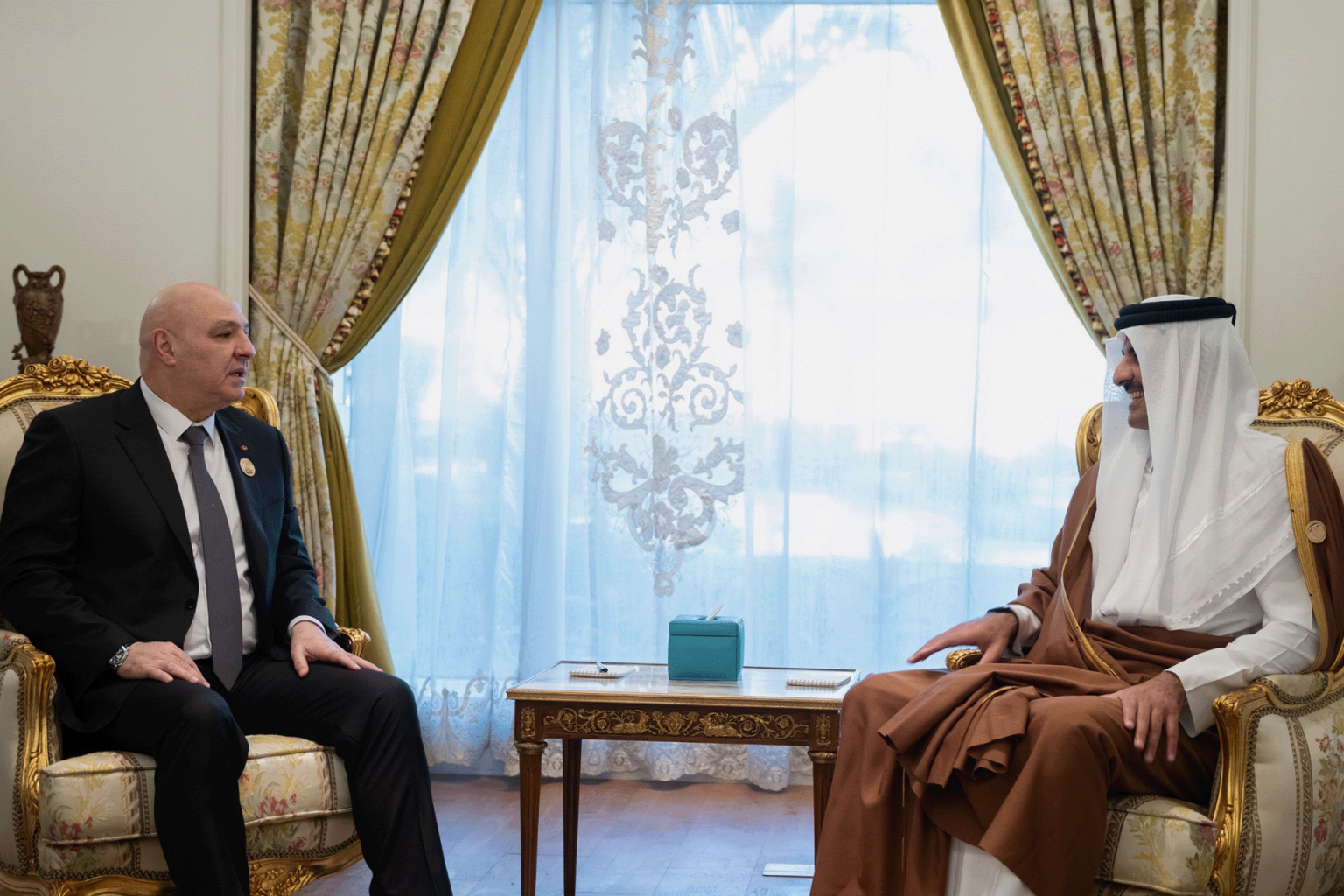 أمير قطر يلتقي عون بالدوحة ويجدد هِبة للبنان لدعم رواتب الجيش 5646545 1744833102