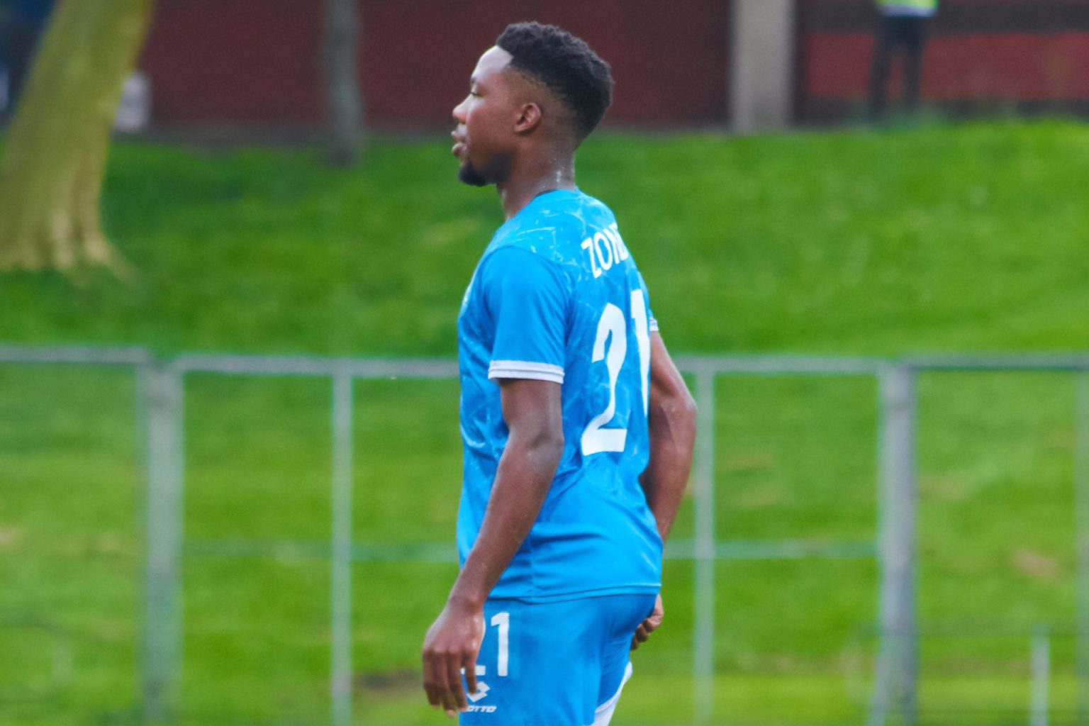 وفاة لاعب كرة قدم أثناء الإحماء قبل مباراة رسمية بجنوب أفريقيا 67gh 1745415341