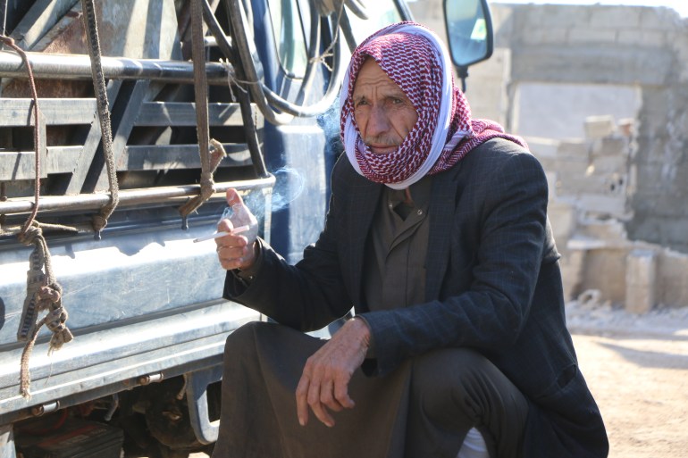 شاهد.. سوريون يغادرون مخيمات النزوح عائدين إلى قراهم 1 اللحظات الأخيرة لـ علي سفان قبل مغاردته المخيم الذي قضا به عشر سنوات