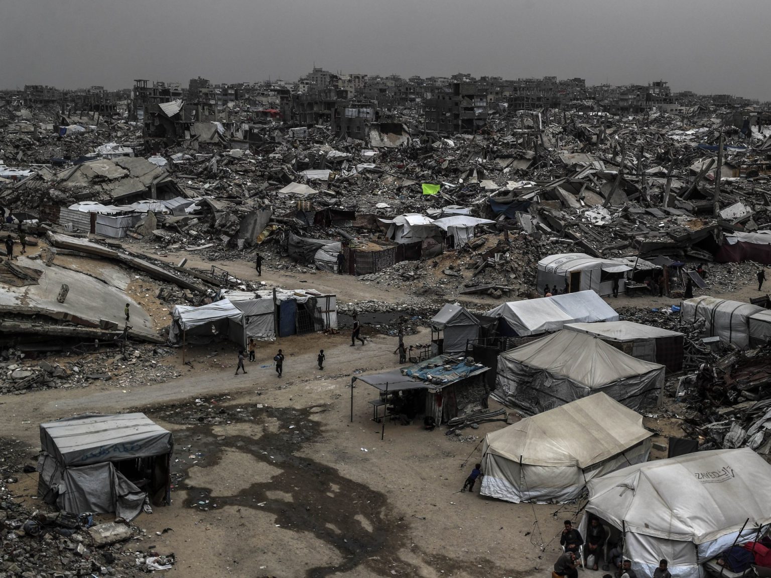 المقاومة تستهدف جنود الاحتلال وتتصدى بغارات مضادة شرق غزة AA 2CKS 1745739120