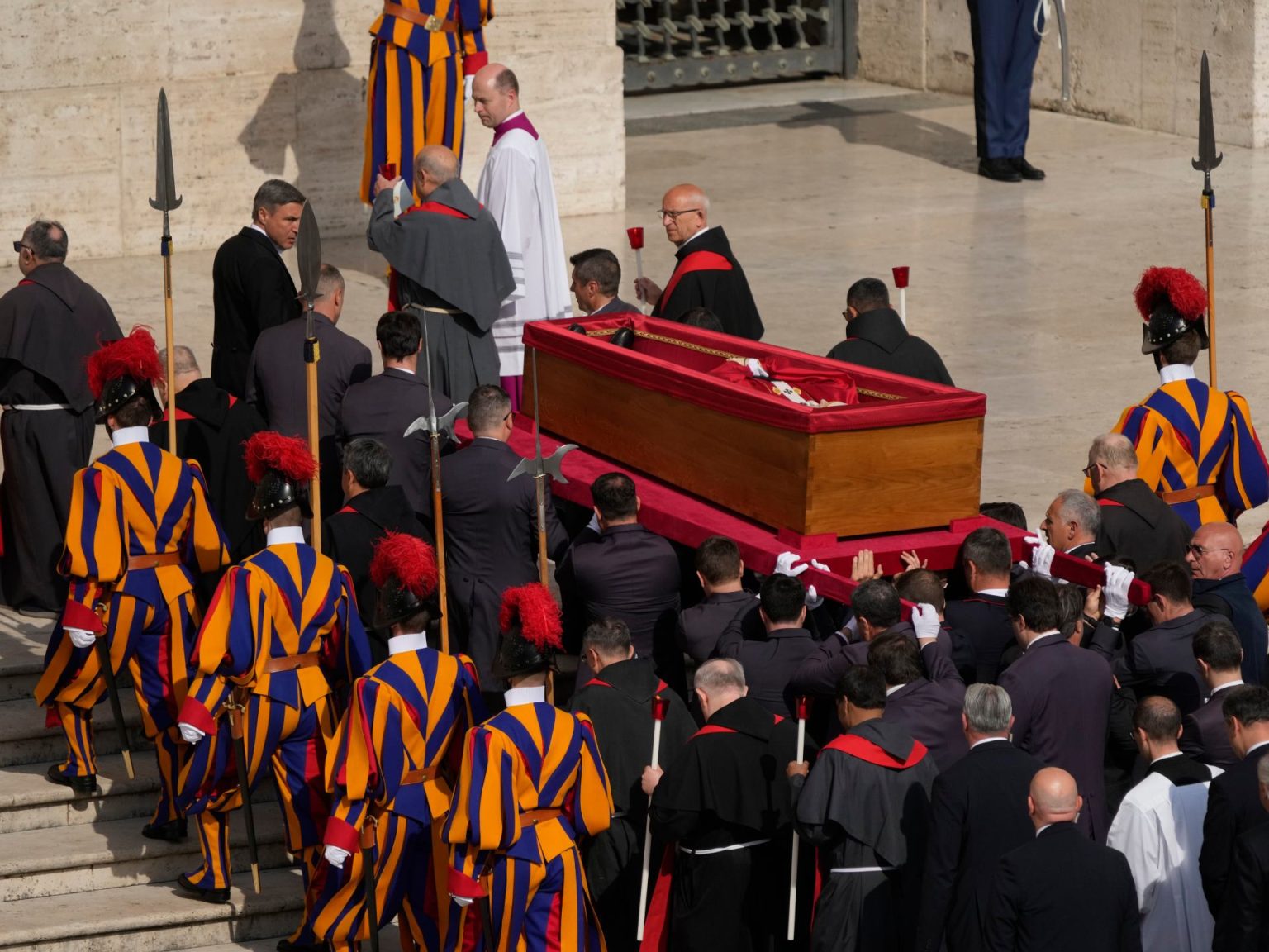 نقل جثمان البابا وأجراس الفاتيكان تدق وداعا له AP25113277048482 1745394287