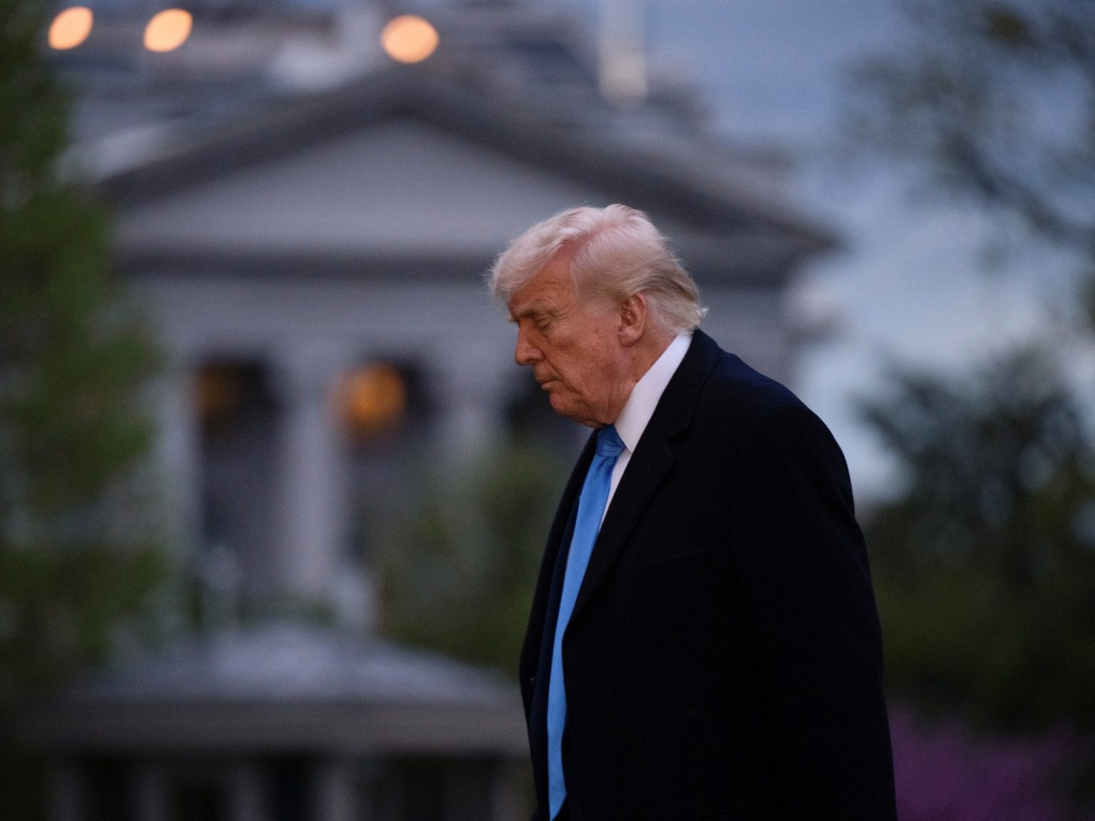 استطلاع: تراجع شعبية ترامب لأدنى مستوى منذ عودته للبيت الأبيض D8B3D98AD8A8D8B41 1744705497