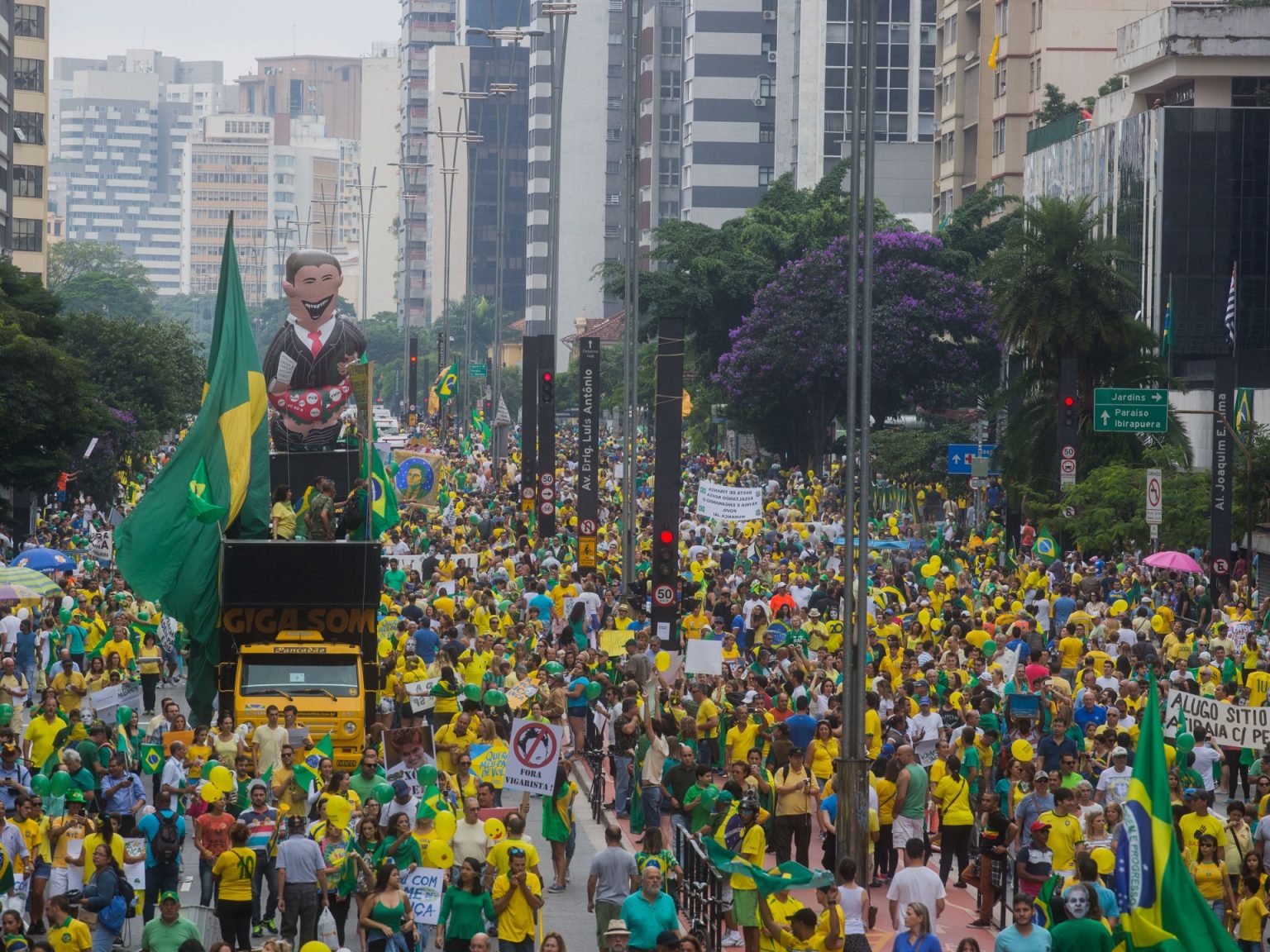 “لافا جاتو”.. قضية فساد عابرة للحدود بدأت من مغسلة سيارات GettyImages 515416680 1745250312
