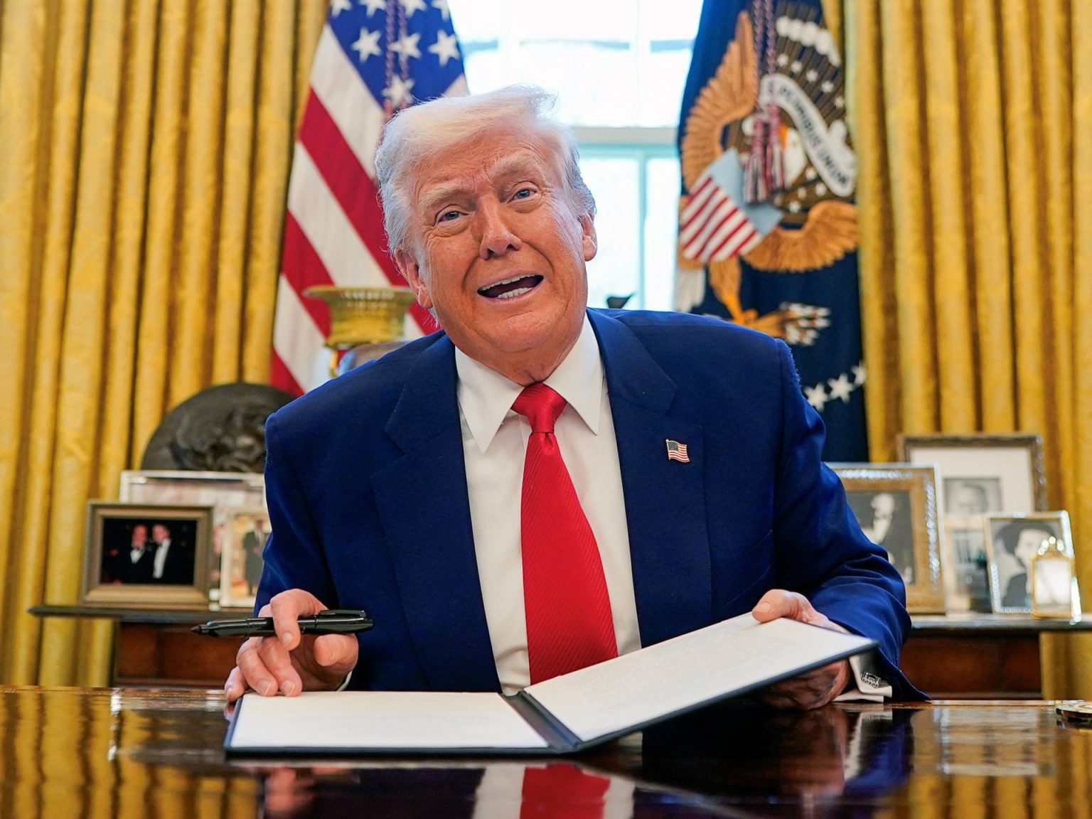 10 محطات أساسية بأول 100 يوم من رئاسة ترامب RC2KUDAGVVTE 1744310953