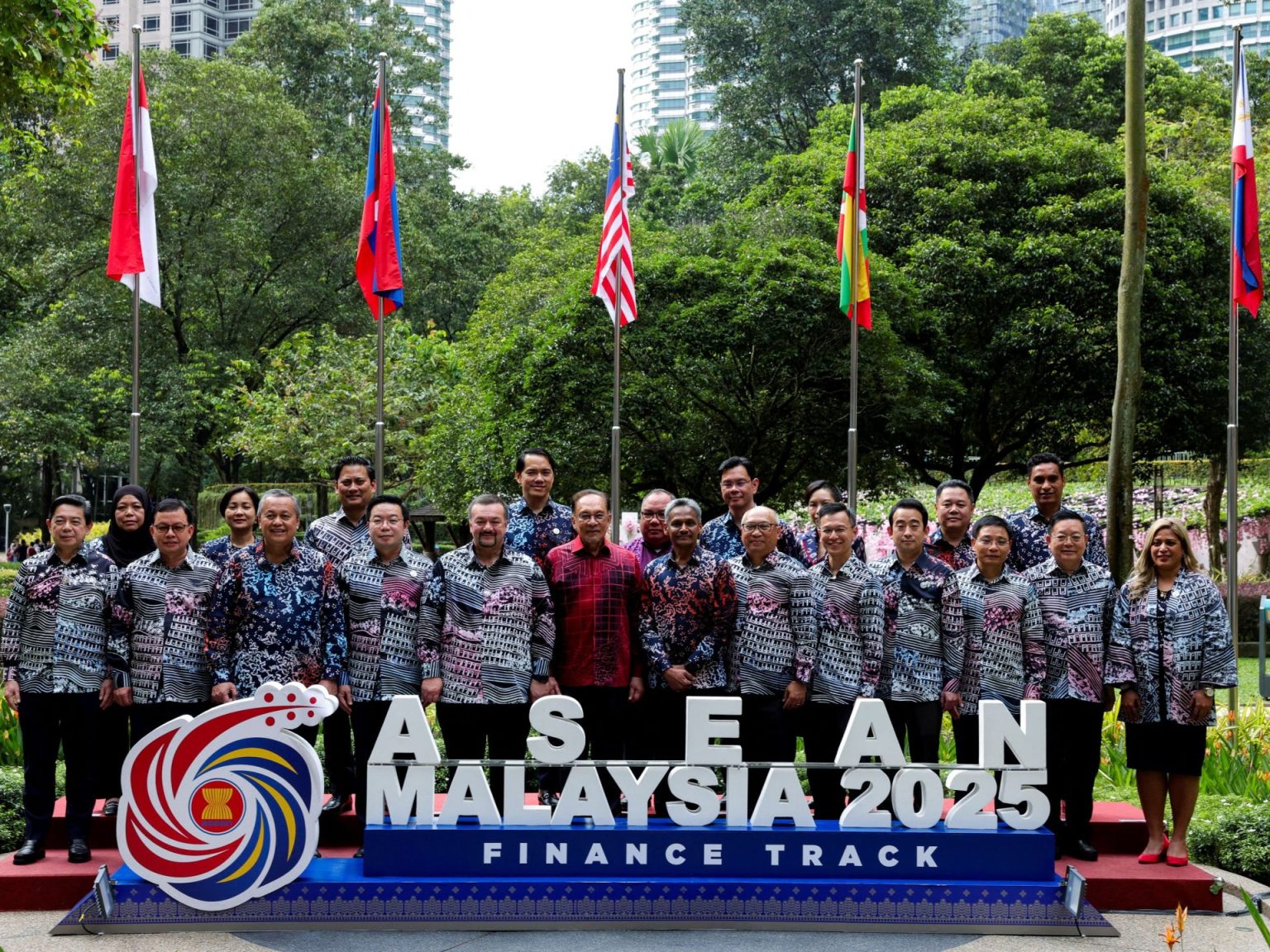 الصين وآسيان.. شراكة متنامية على صفيح ساخن RC2XUDAJPSPN 1745322741