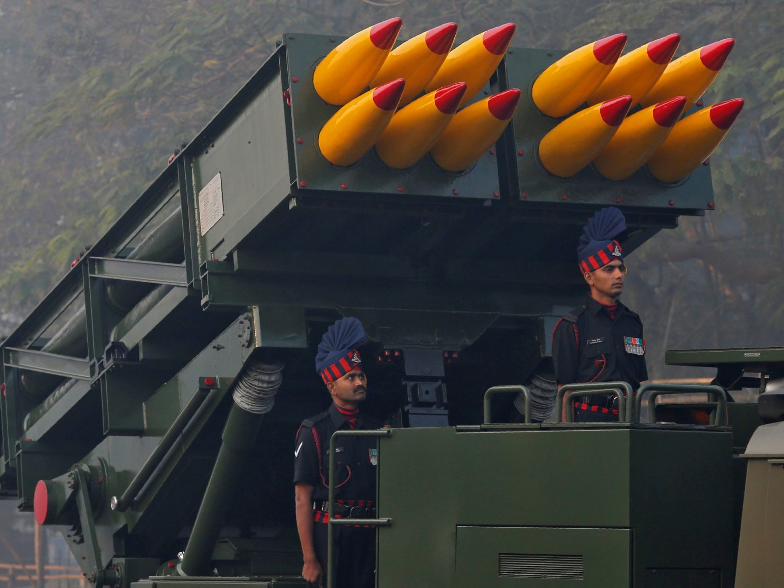 وزير الدفاع الباكستاني: التوغل العسكري الهندي وشيك RTX4GJNF