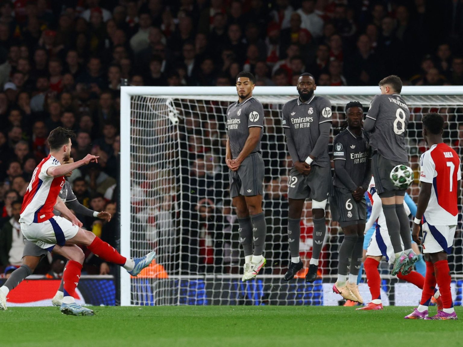 ماذا لو أعاد ديكلان رايس الكرة ضد ريال مدريد في البرنابيو؟ UP1EL481KKAEU 1744143985