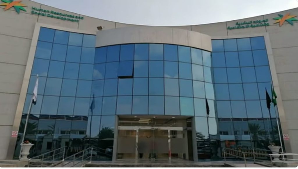 بدء تطبيق قرار رفع نسب التوطين لأربع مهن صحية في القطاع الخاص ajel2F2025 04 172Fyiax7q5c2FD988D8B2D8A7D8B1D8A9 D8A7D984D985D988D8A7D8B1D8AF D8A7D984D8A8D8B4D8B1D98AD8A9