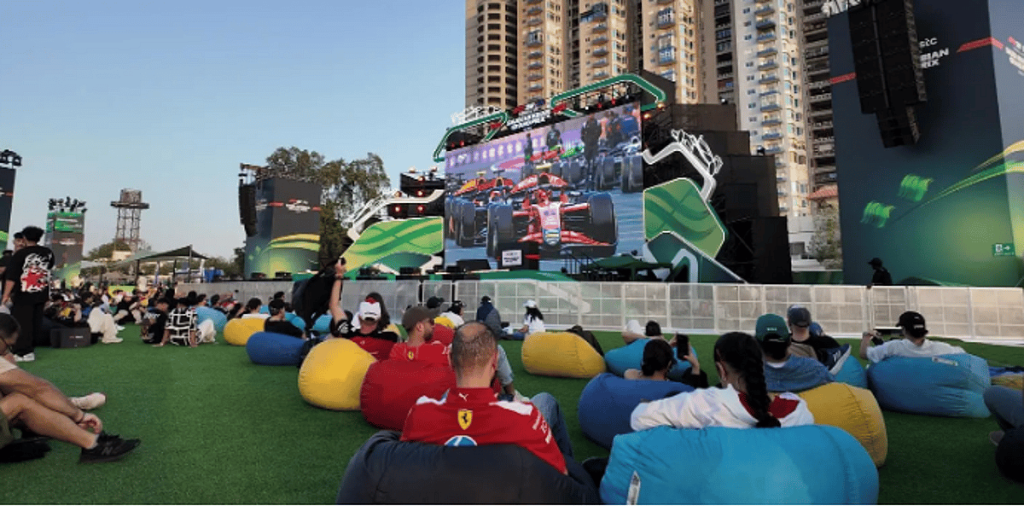 منطقة الجماهير في حلبة كورنيش جدة تستقطب السياح والزوار بفعاليات متنوعة ajel2F2025 04 192F1uy45fyl2FCapture