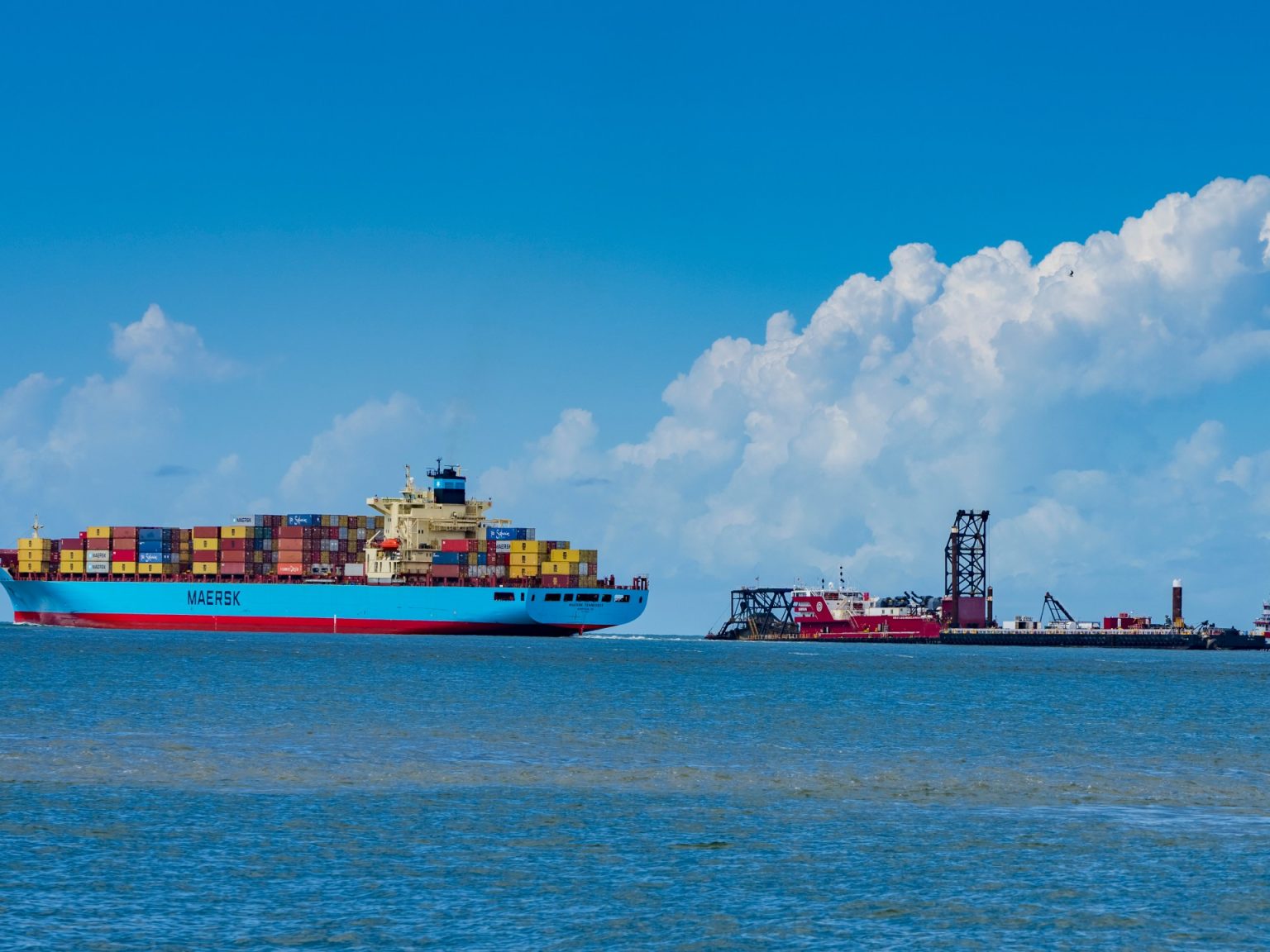 منظمات تطالب “ميرسك” بوقف نقل مواد عسكرية لإسرائيل والشركة ترد ap 6805117d3d464 1745162621