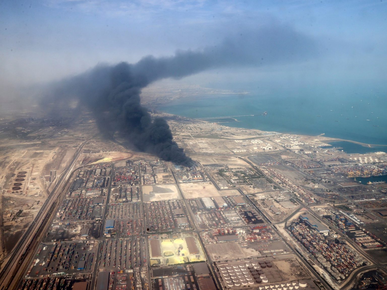 تحقيق إيراني أولي يكشف أسباب انفجارات ميناء رجائي ap 680fcd72060e8 1745866098