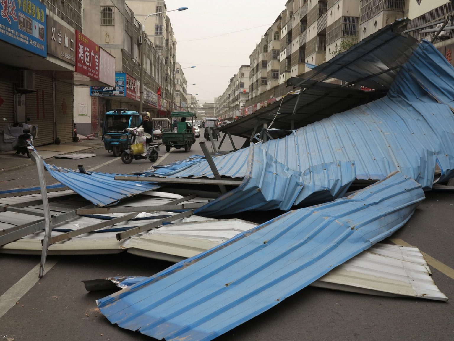 عواصف مميتة في الهند ونيبال وزلزال بباكستان ورياح عاتية بالصين chine 1744446505