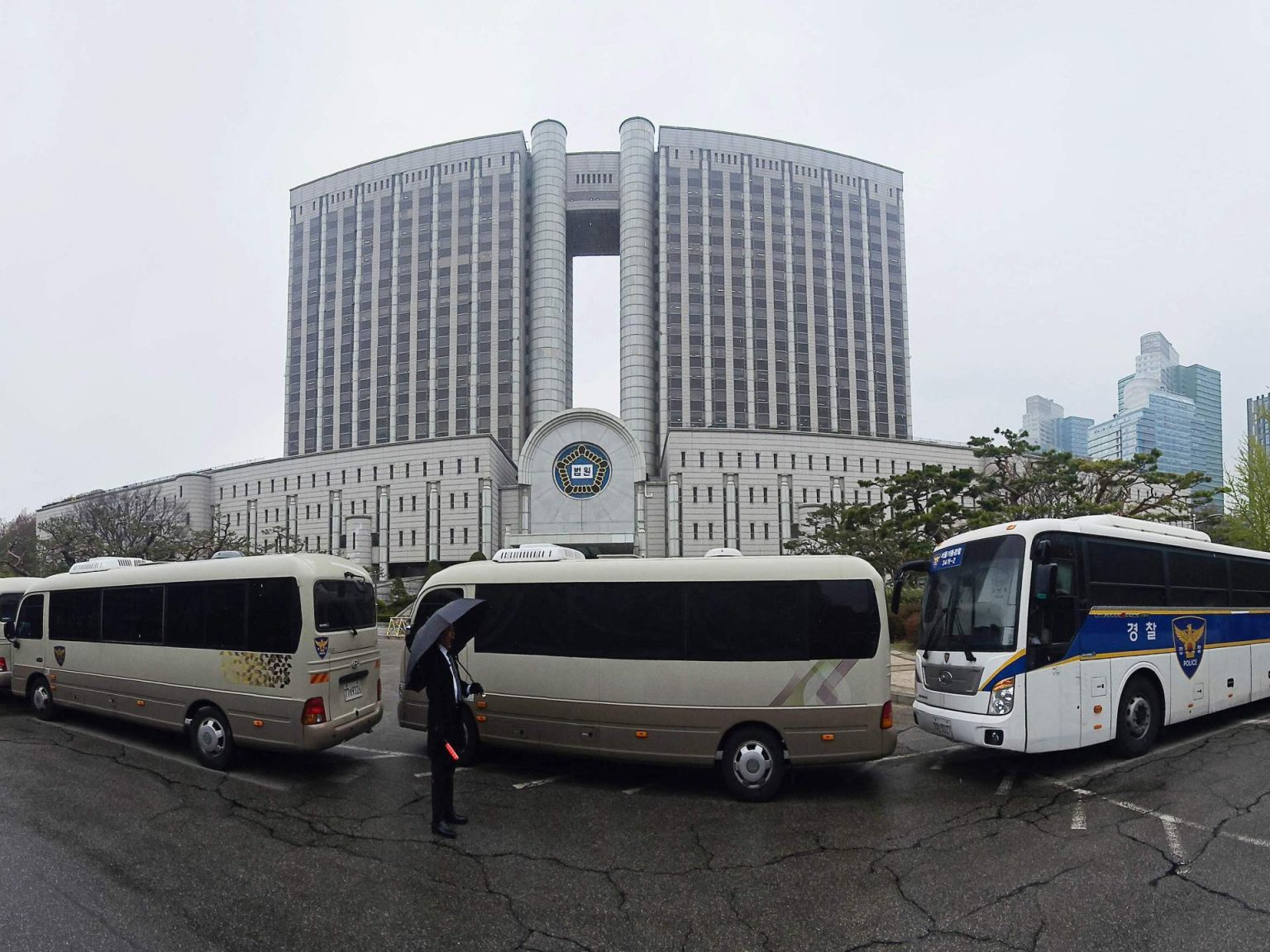 رئيس كوريا الجنوبية المعزول أمام القضاء بتهم التمرد والخيانة doc 42982g2 1744620373