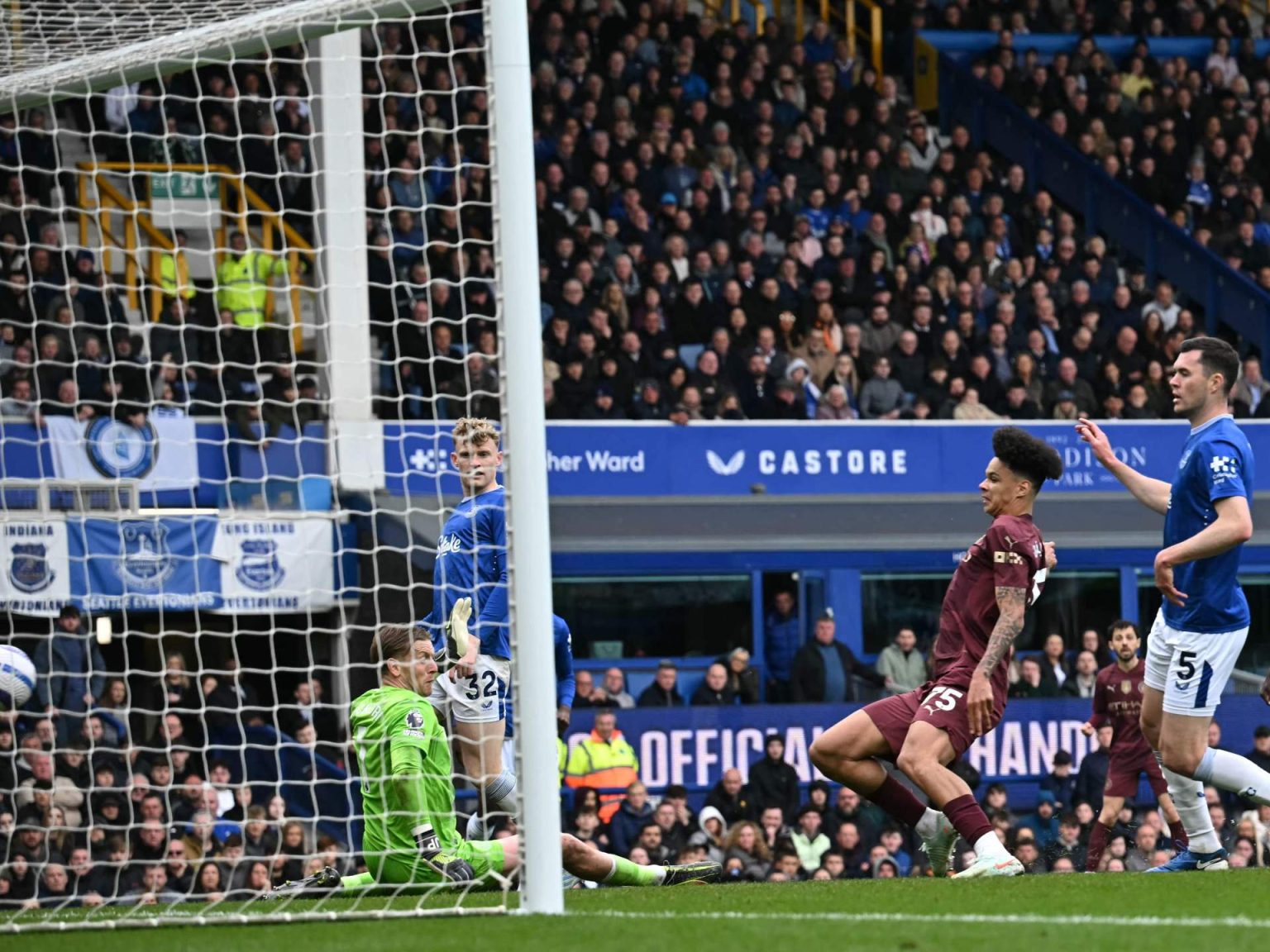 السيتي يفوز على إيفرتون وأستون فيلا يسحق نيوكاسل برباعية doc 42uu638 1745094872