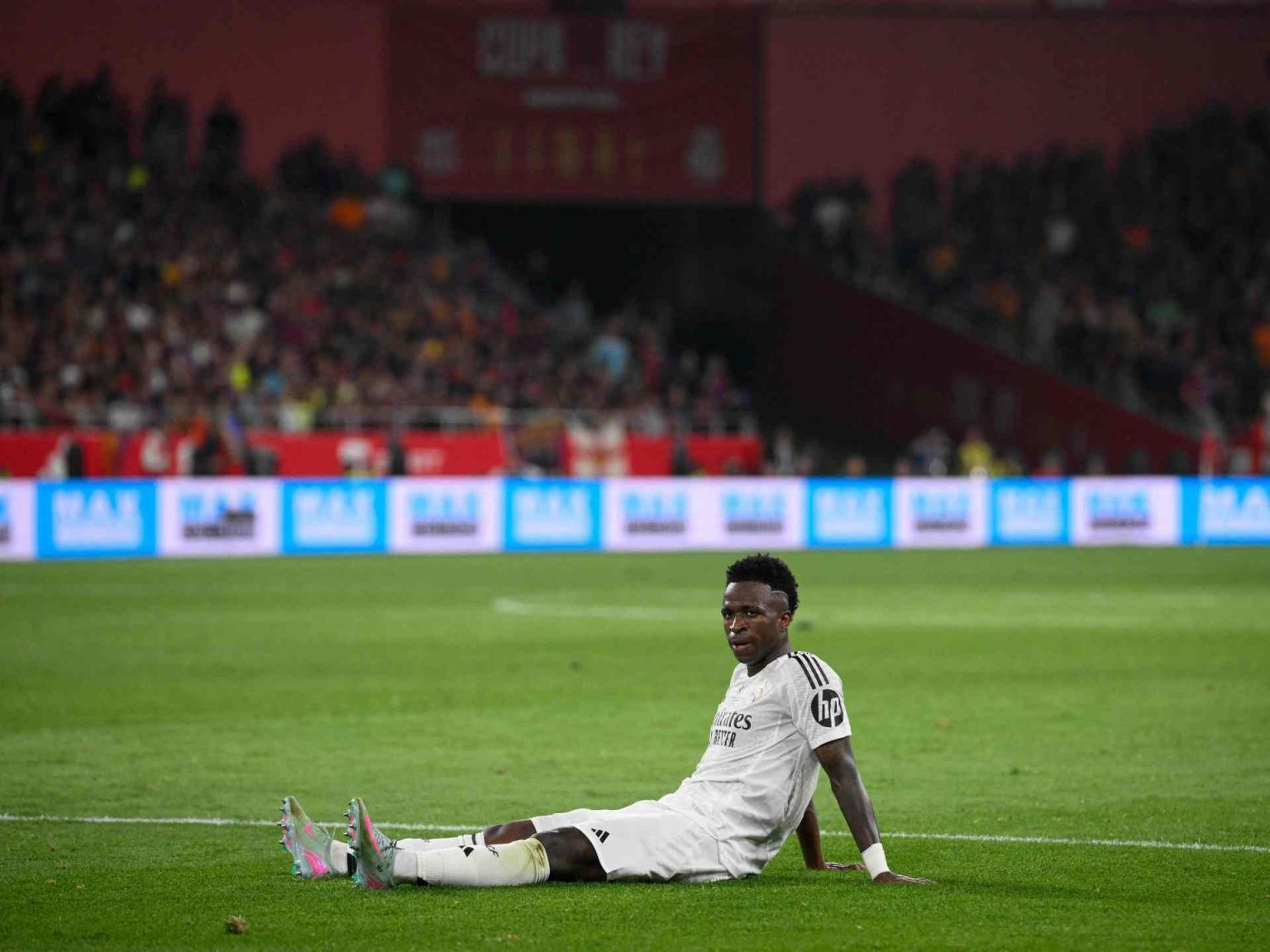 بعد الخسارة وحالات الطرد.. ضربة أخرى لريال مدريد في الكلاسيكو doc 43m27tp 1745706921