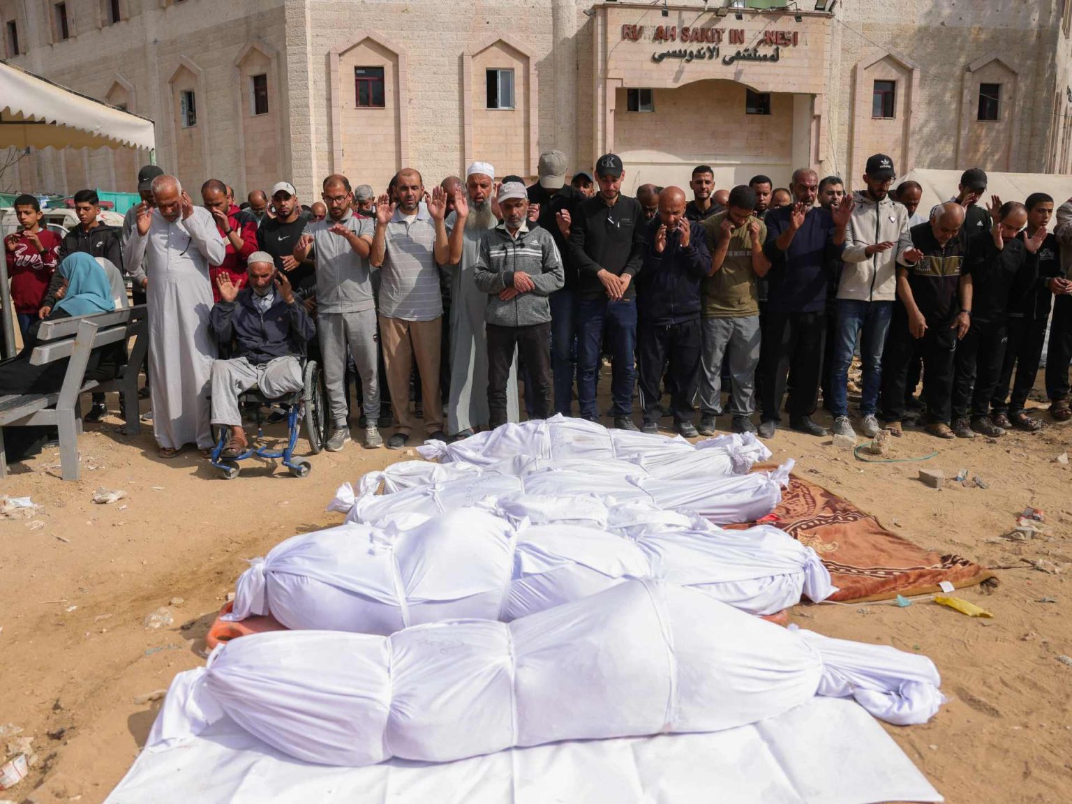 شهداء بقصف خيام نازحين ومستشفيات غزة تناشد العالم doc 43pv7g3 1745919853