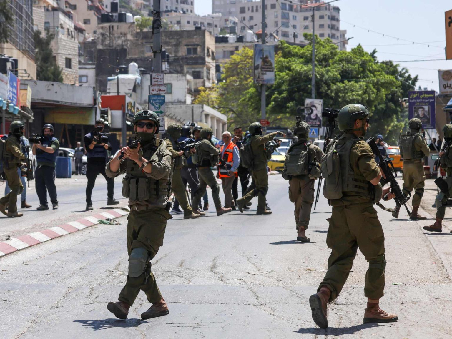 شهيدان بنابلس واقتحامات لبلدات في الخليل ورام الله doc 43qr3pe 1745880880