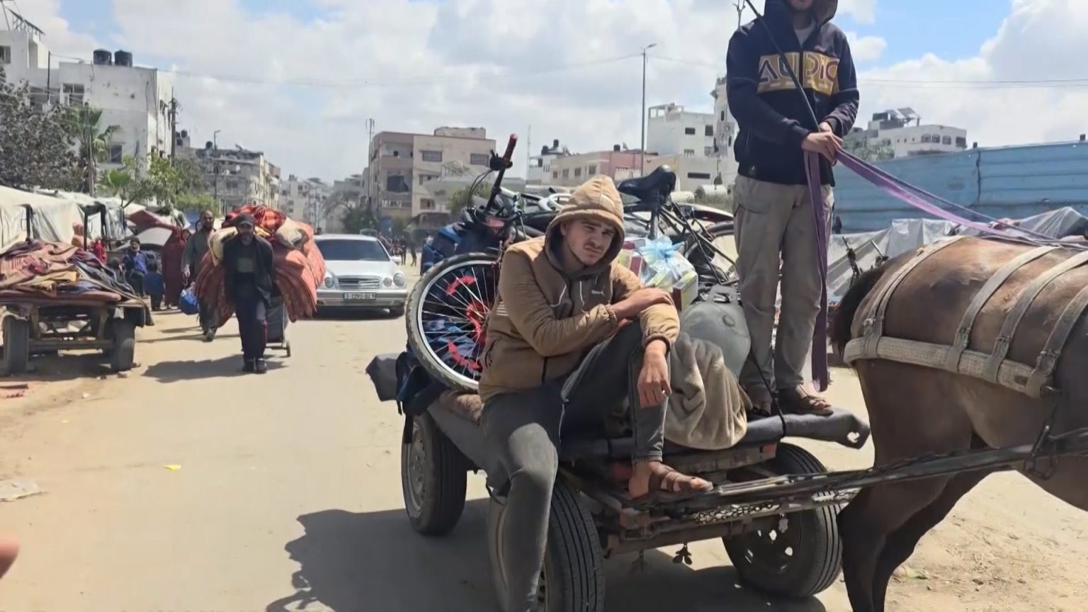 موجة نزوح جديدة من شرق مدينة غزة لغربها image 1744446341