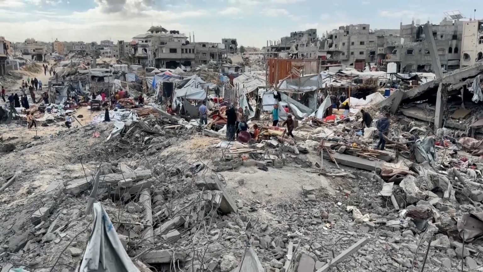 الاحتلال يواصل قصف خيام النازحين بغزة ويستهدف مستشفى ميدانيا image 1744701891