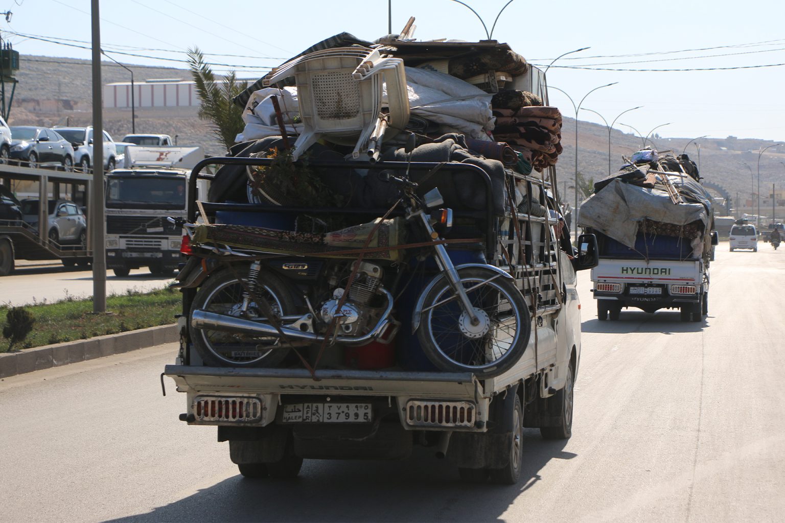 شاهد.. سوريون يغادرون مخيمات النزوح عائدين إلى قراهم image 1744725324