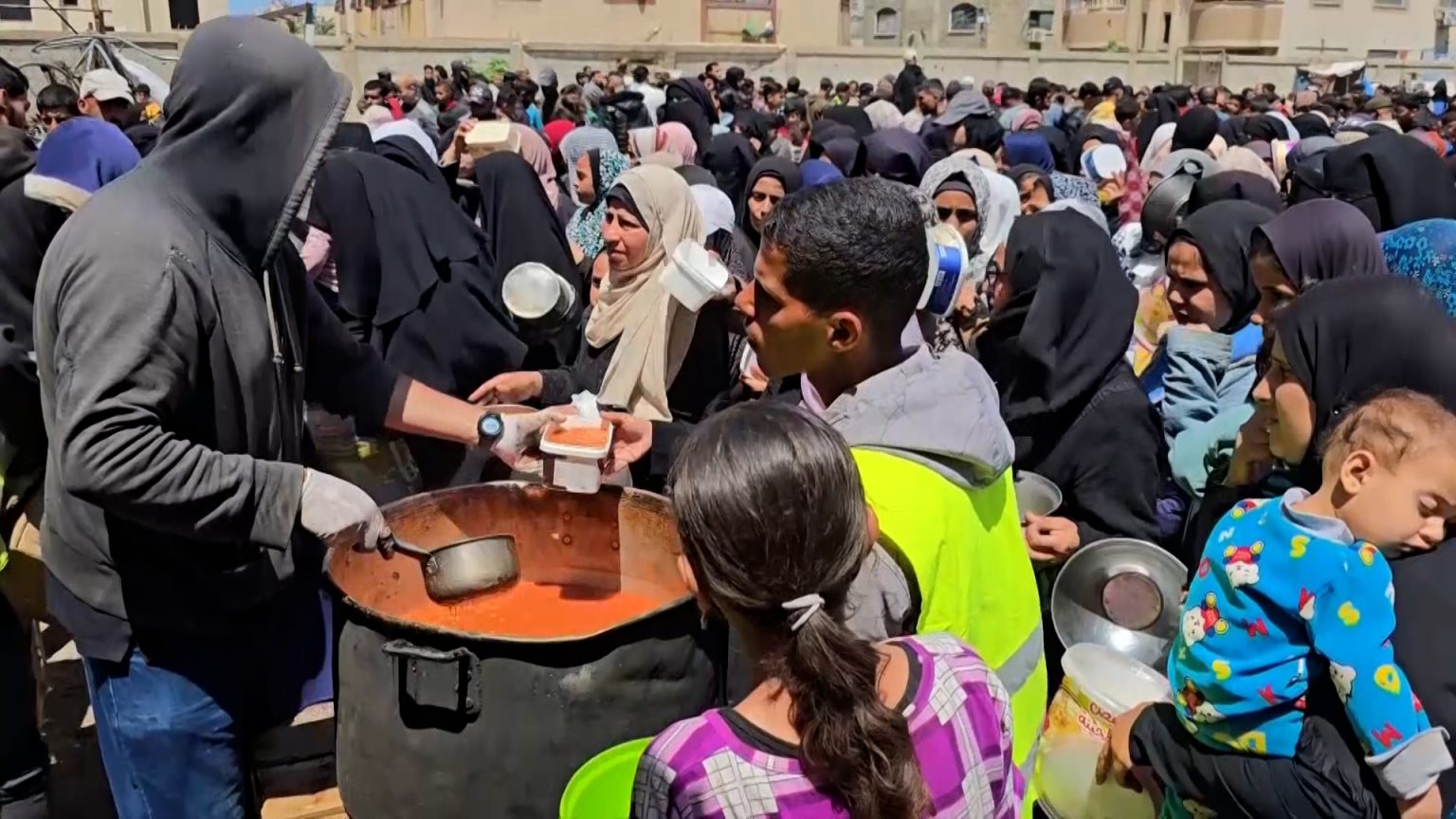 الأمم المتحدة: إسرائيل تعرقل توزيع المساعدات بغزة وتجبر 500 ألف على النزوح image 1744824554