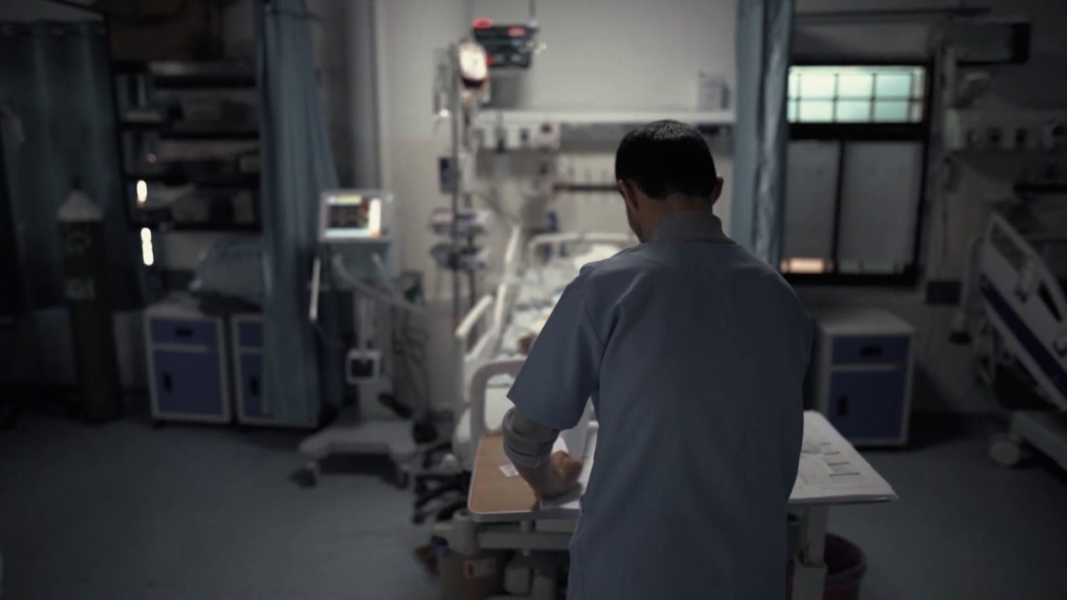 أطباء غزة قصة كفاح وصمود.. كيف يعملون في ظل القصف ونقص المعدات؟ image 1744964065