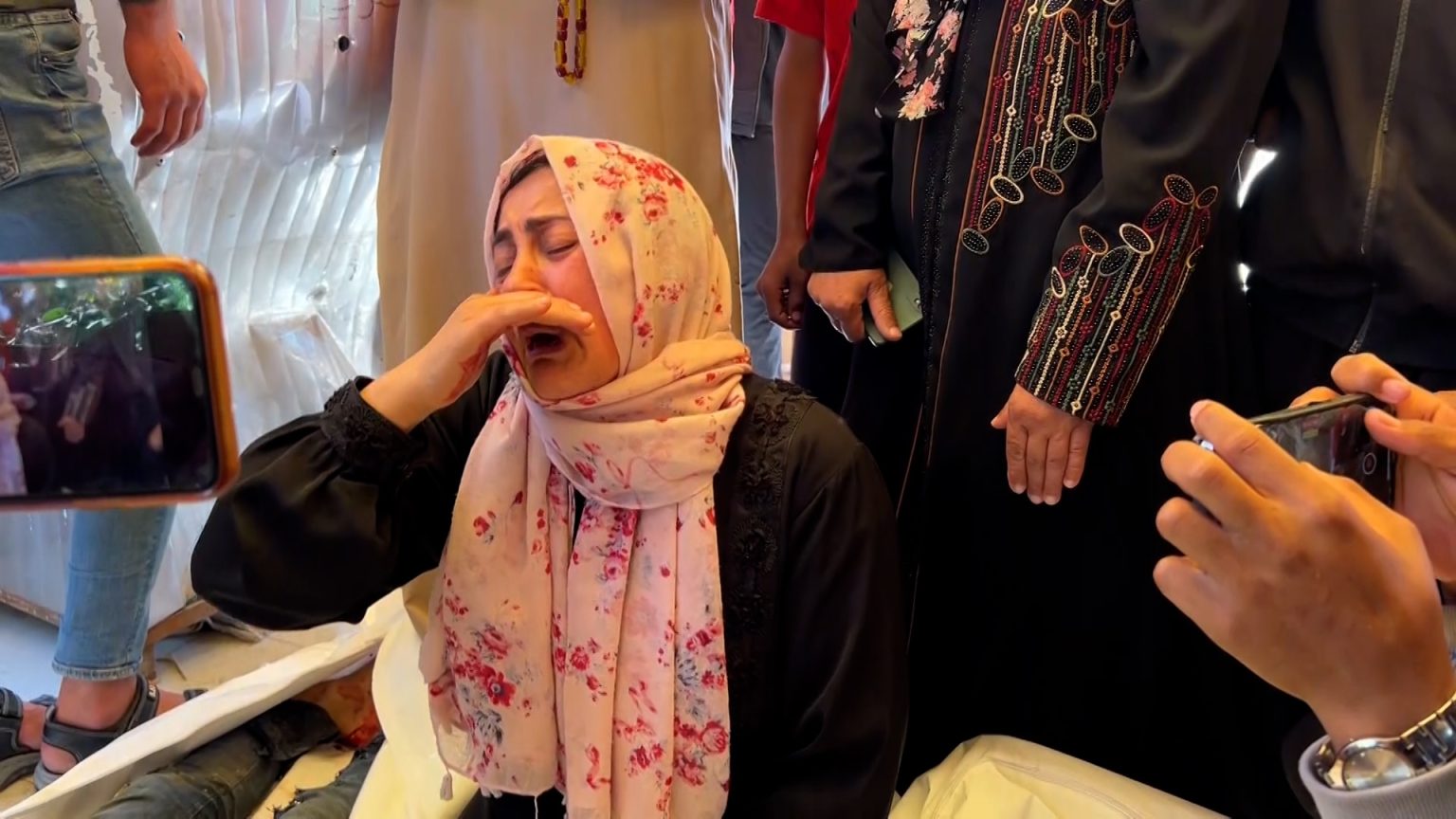 أمهات يودعن أبناءهن الشهداء بالدموع والزغاريد في غزة image 1745005929