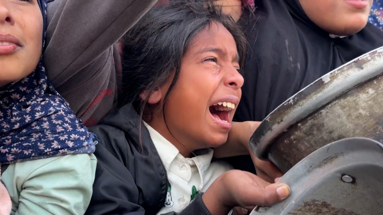 شهداء بقصف إسرائيلي على غزة ويونيسيف تحذر من انهيار مستشفيات الأطفال image 1745098633