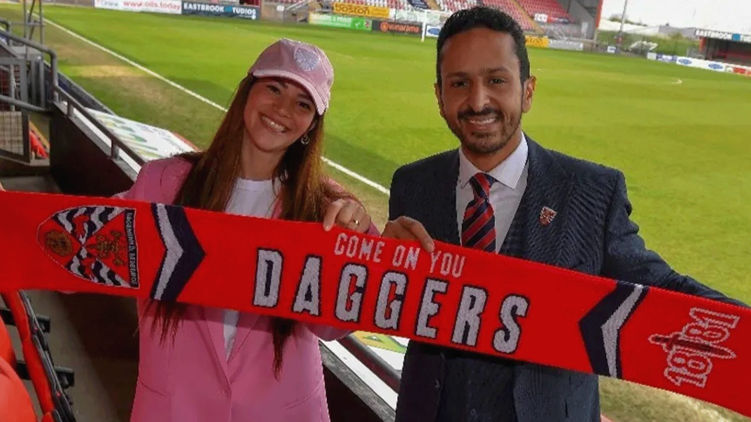 نشطاء يحتفون بيوتيوبر مصري رفض الانصياع للوبي الصهيوني في بريطانيا image 1745255938