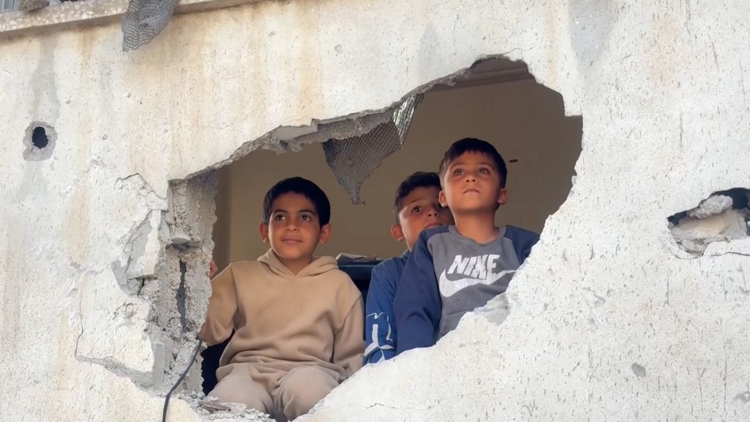 44 شهيدا بغزة ومحاصرون يستغيثون لإنقاذهم من تحت الأنقاض image 1745344633