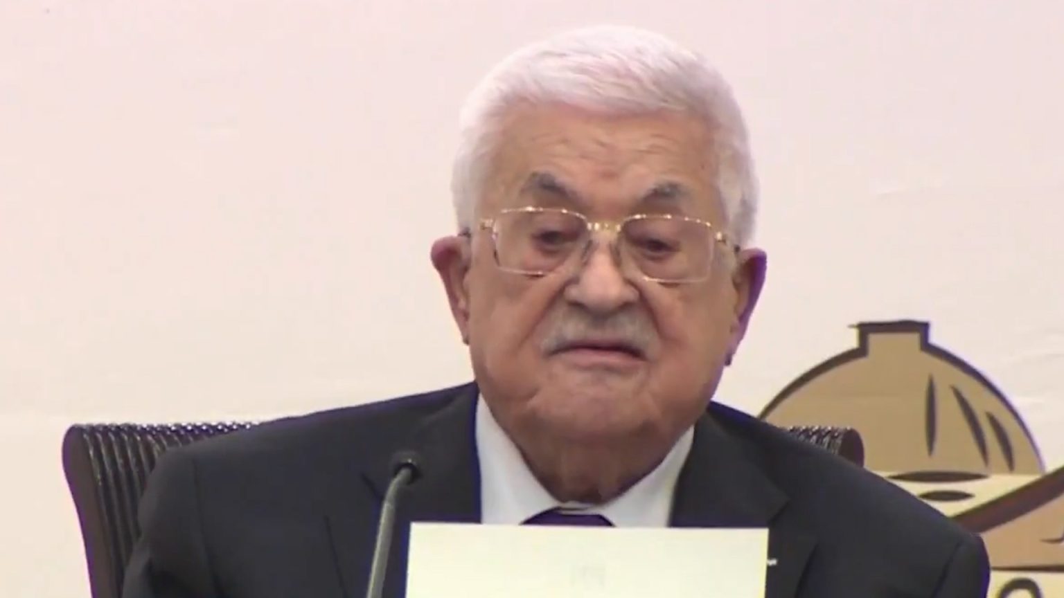 عباس يشتم المقاومة الفلسطينية وأميركا ويثير غضب المغردين image 1745407357