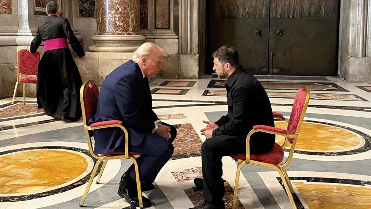 ترامب يجري مباحثات مع زيلينسكي على هامش جنازة بابا الفاتيكان image 1745697946