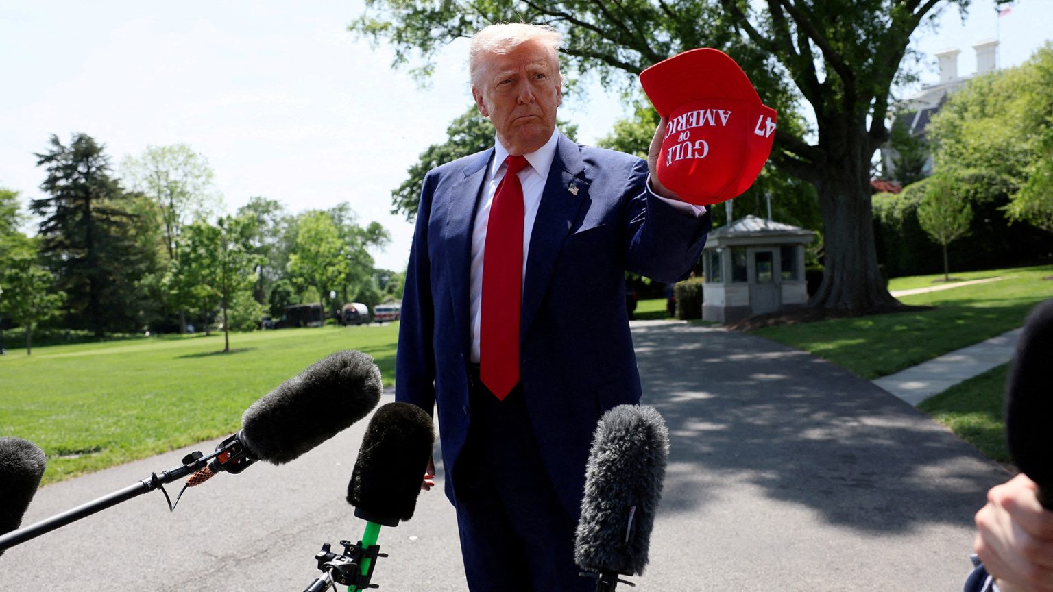 ترامب مازحا: أريد أن أكون البابا القادم للفاتيكان image 1745996869