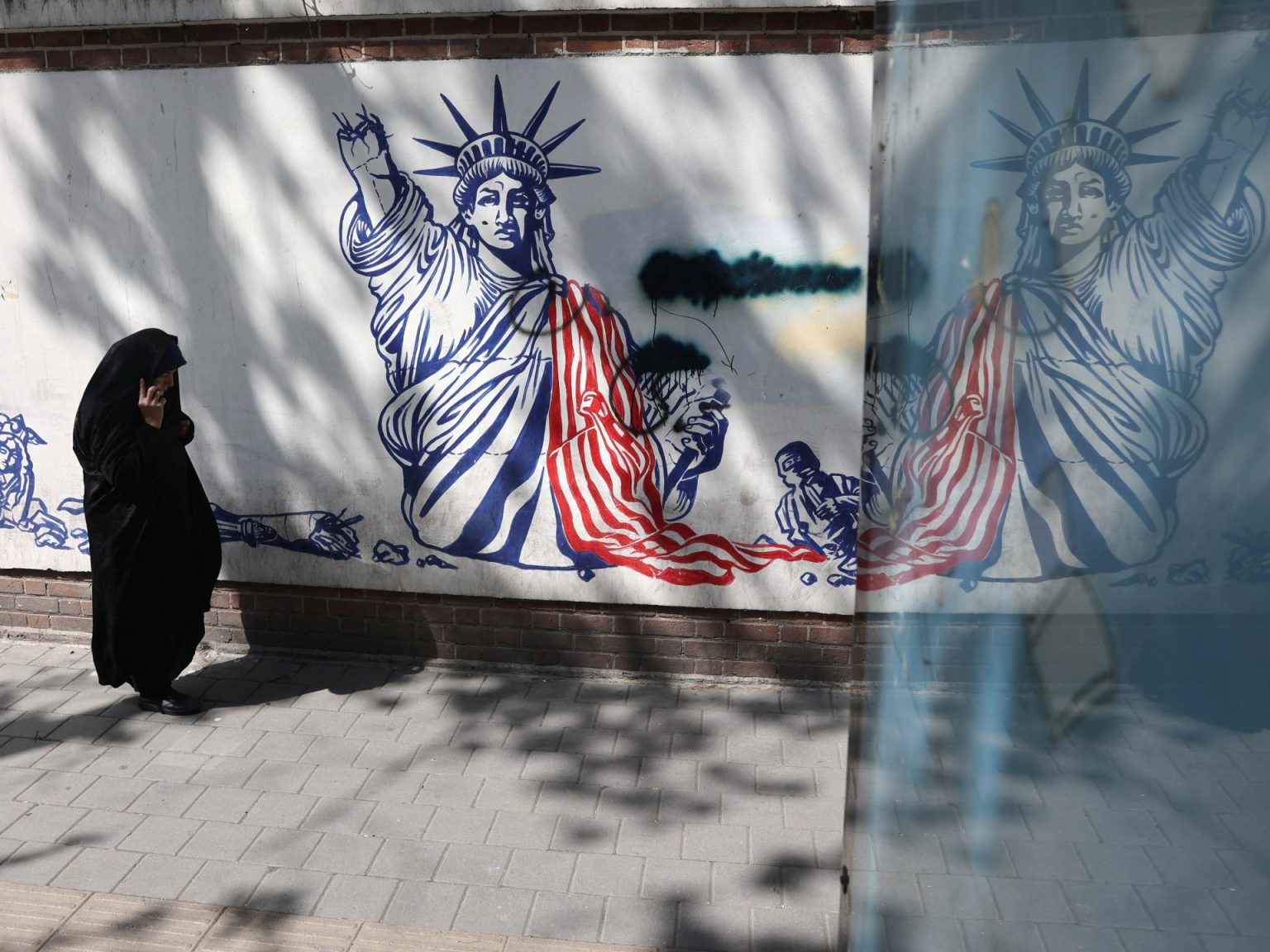 قبيل محادثات عُمان.. خط أحمر أميركي وإيران ترفض التهديد iran 1744426767