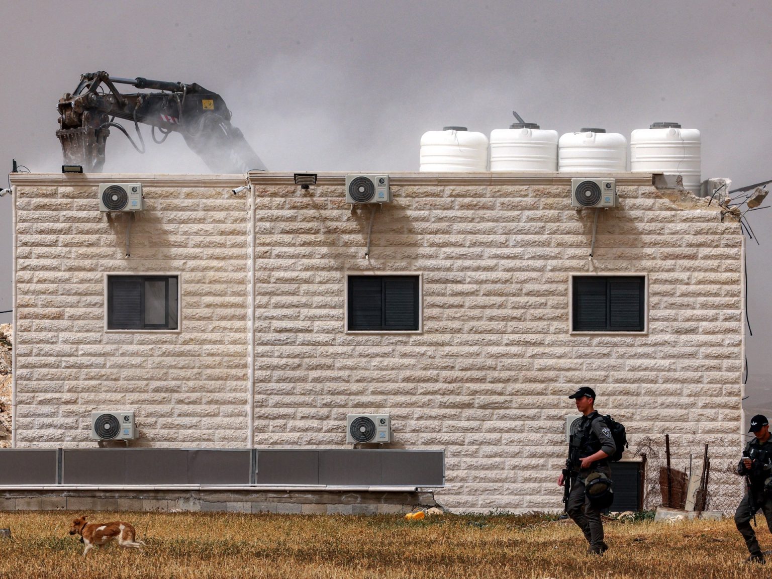 الاحتلال يهدم منازل بالخليل وطولكرم ويفرغ شاحنة خنازير lict 3 1744271295