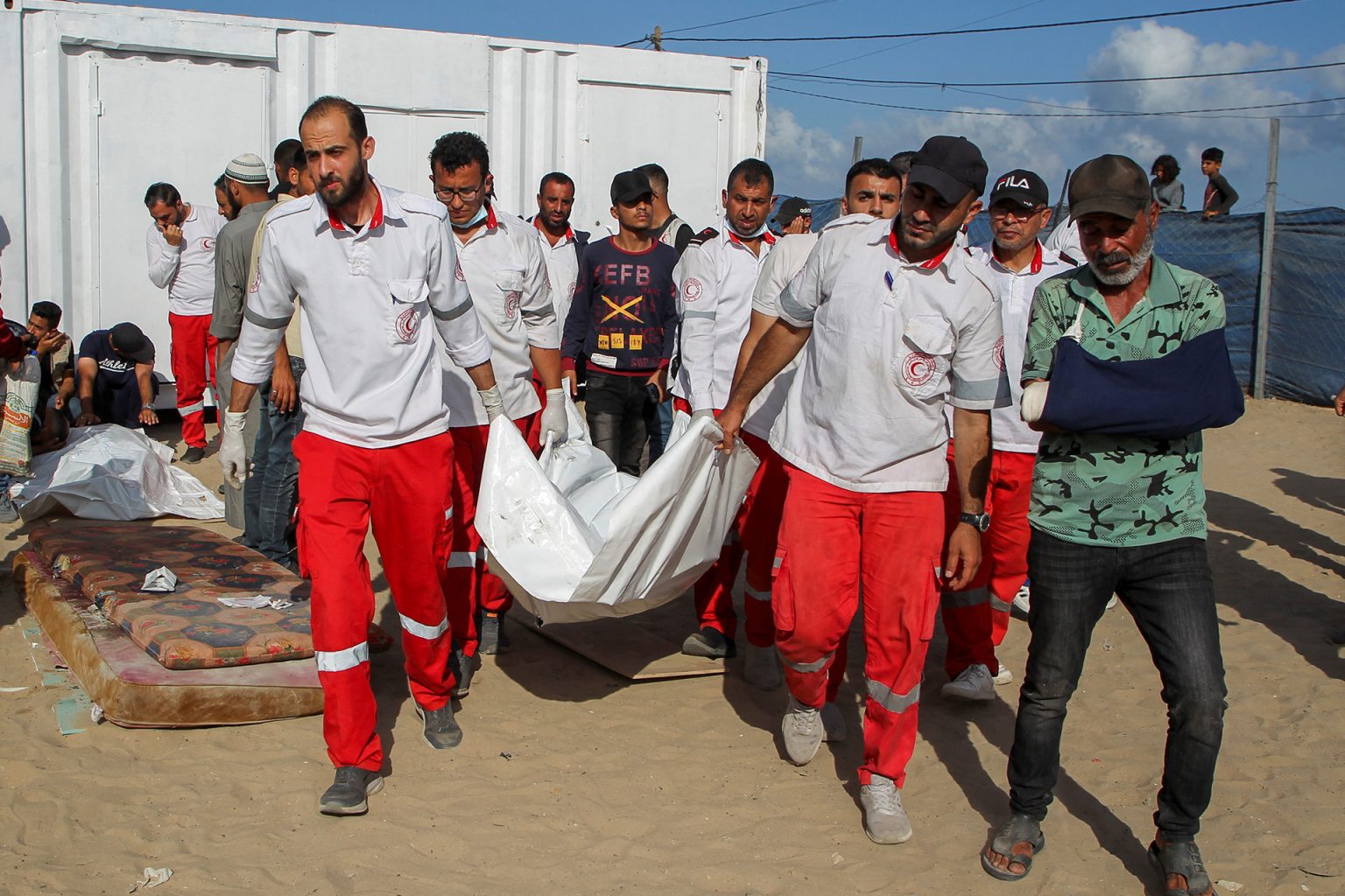 68 شهيدا منذ فجر الجمعة والجوع يهدد مئات الآلاف بغزة sdfgbn1 1744809708