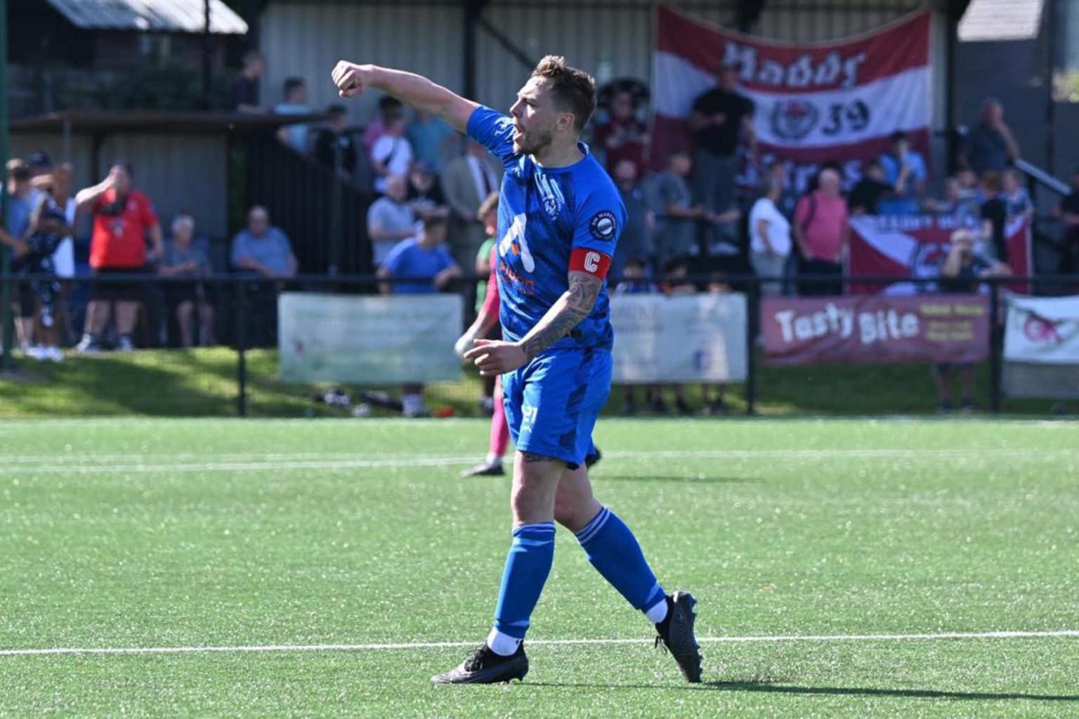 لاعب أسكتلندي عاد من الاعتزال لمساعدة فريقه فتوفي بسكتة قلبية www.alloaadvertiser 1745505816