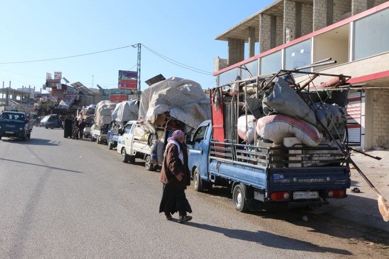 شاهد.. سوريون يغادرون مخيمات النزوح عائدين إلى قراهم 2 صورة تظهر عودة قافلة ضمن 40 سيارة عائدون من مخيم الكرامة شمال إدلب إلى مدينة اللطامنة بريف حماة الشمالي