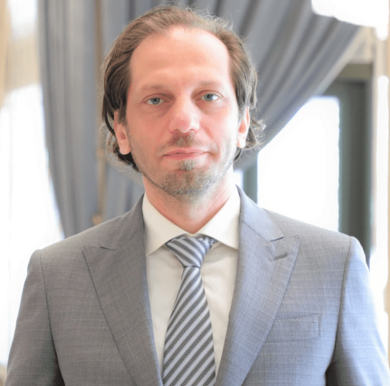 كيف أضعف قطع المعونات الأميركية التحقيق بجرائم الحرب في سوريا؟ 1 مؤسس الشبكة السورية لحقوق الإنسان