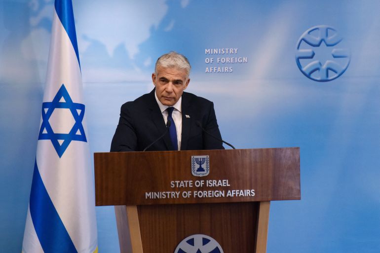 بسبب صاروخ اليمن.. لبيد يدعو نتنياهو للتخلي عن جبنه وليبرمان مصدوم 19 Israeli Foreign Minister Yair Lapid gives a press briefing at the Foreign Ministry in Jerusalem, April 24, 2022. Debbie Hill/Pool via REUTERS REFILE - CORRECTING MONTH