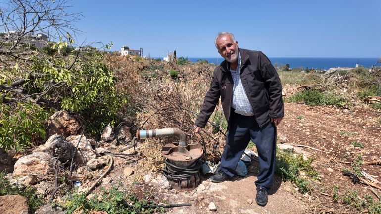 شاهد.. تفاقم أزمة المياه في الجنوب اللبناني 19 وفيق سبليني متفقدا مضخة بستانه المجرّفة في بلدته الناقورة (الجزيرة)