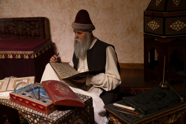 تحقيق المخطوطات العربية.. بين إحجام العالم وإقدام الجاهل 19 Istanbul, Turkey - June 18 2022: Artist performing calligraphy in Ottoman Turkish (old Turkish)