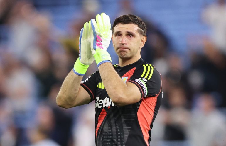 هجوم على تشيزني بسبب التدخين وبرشلونة يراقب الأرجنتيني مارتينيز 20 BIRMINGHAM, ENGLAND - MAY 16: Emiliano Martinez of Aston Villa acknowledges the fans following the Premier League match between Aston Villa FC and Tottenham Hotspur FC at Villa Park on May 16, 2025 in Birmingham, England. (Photo by Cameron Smith - Danehouse/Getty Images)