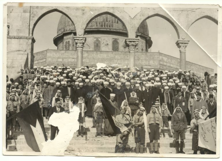 الحسيني والقسام في مواجهة تسريب العقارات لليهود قبل النكبة 19 صورة التقطت ما بين عامي 1935 و1936، يظهر فيها أعضاء المؤتمر الإسلامي لعلماء فلسطين، والذي أفتى بتحريم بيع الأراضي أو السمسرة لصالح الصهاينة، يجتمعون في ساحات المسجد الأقصى برفقة فريق من الكشافة.