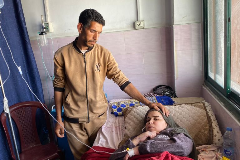 مرضى السرطان في غزة بلا علاج 20 علي حامد يشعر بقلق شديد على زوجته منى المريضة بالسرطان بعد خروج المستشفى الأوروبي من الخدمة-رائد موسى-خان يونس-الجزيرة نت