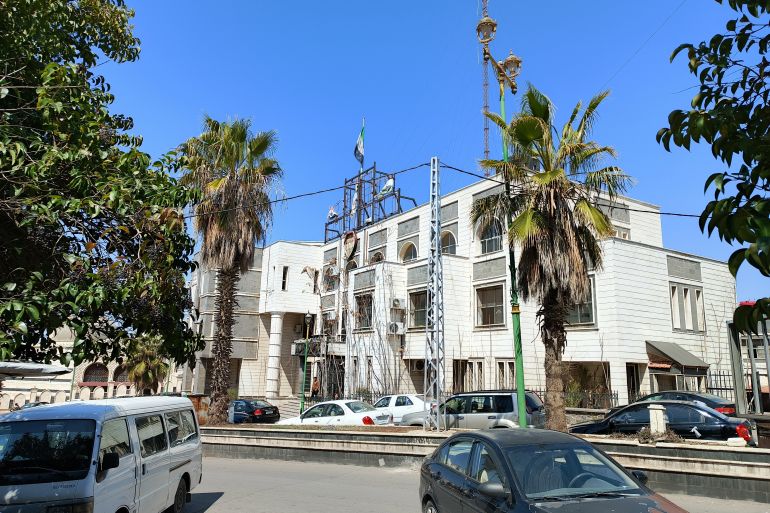 بعد هدوء صحنايا.. ترتيبات أمنية خاصة بالسويداء 19 مبنى قيادة الشرطة في محافظة السويداء (الجزيرة نت)