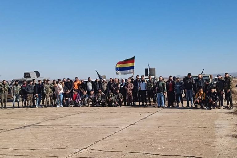 ماذا يريد الدروز في سوريا؟ 19 فصيل مسلح في السويداء وهو يتدرب في مطار الثعلة (الجزيرة)