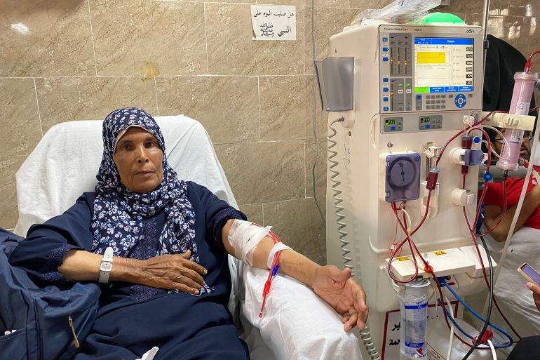 غزة.. أجهزة طبية متهالكة والقيود الإسرائيلية تعيق إصلاحها 19 المريضة عائشة النجار تخضع لجلسة غسيل كلى على أحد أجهزة قليلة نجت من التدمير الاسرائيلي في مجمع ناصر الطبي بمدينة خان يونس-رائد موسى-خان يونس-الجزيرة نت