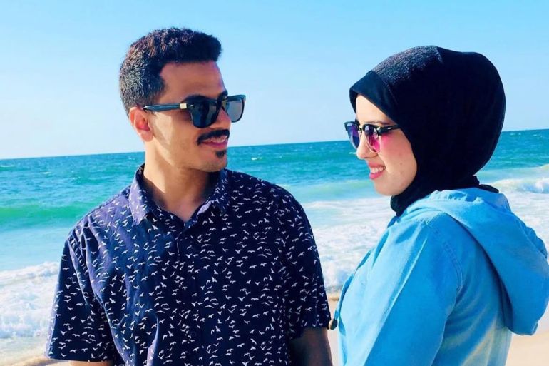 إسرائيل تقتل صحفيي غزة بالجملة وتستهدف عائلاتهم 20 3-الشهيدة نور قنديل (يمين) برفقة زوجها الصحفي خالد أبو سيف