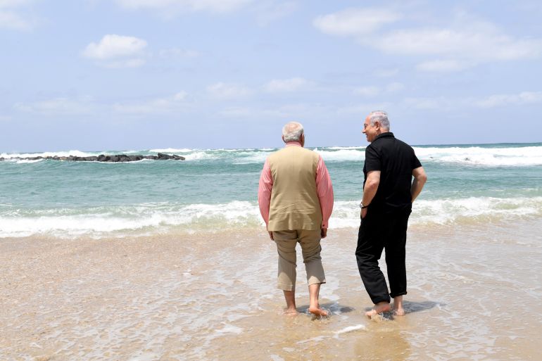 إسرائيل وكشمير.. خيوط العلاقة بين الصهيونية واليمين الهندوسي 20 Israel's Prime Minister Benjamin Netanyahu (R) walks with India's Prime Minister Narendra Modi, as they visit Olga Beach and a water desalination unit operated by G.A.L. Water Technologies, near Hadera, Israel July 6, 2017. Kobi Gideon/Courtesy of Government Press Office/GPO/Handout via REUTERS ATTENTION EDITORS - THIS IMAGE HAS BEEN SUPPLIED BY A THIRD PARTY. ISRAEL OUT. *** Local Caption *** ביקור ראש ממשלת הודו נרנדרה מודי ביקור עם ראש הממשלה בנימין נתניהו בחוף אולגה רכב התפלת מים
